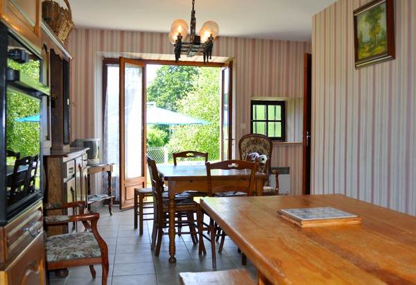 Salon chaleureux pour un séjour entre amis